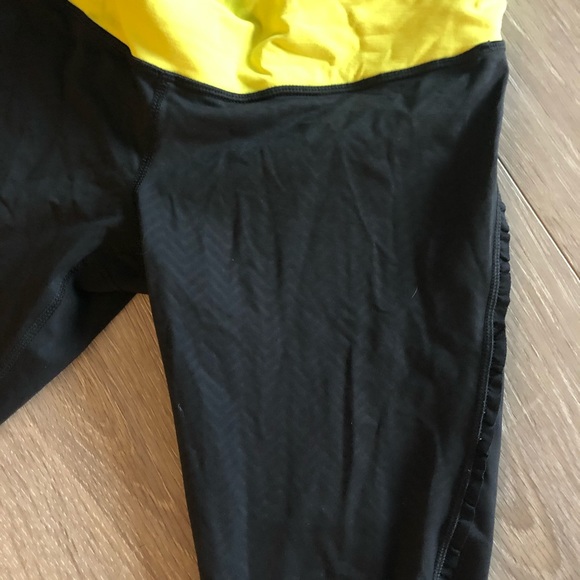 Lululemon Capris Leggings Ruffle Sides - Picture 3 of 8